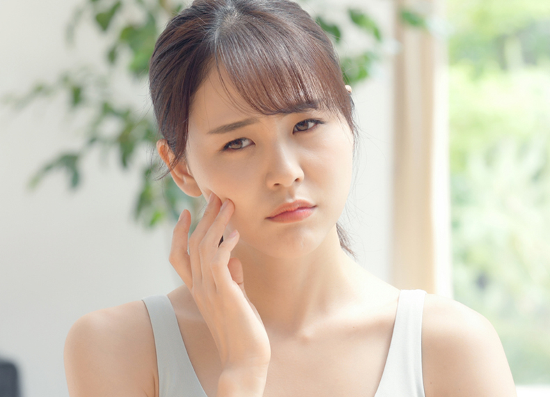 顔の乾燥肌が引き起こす皮むけの対処法｜原因と対策も解説