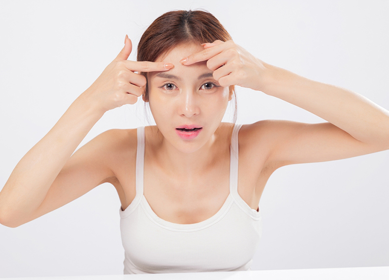 おでこにニキビができたら？NG行為・対処法を紹介