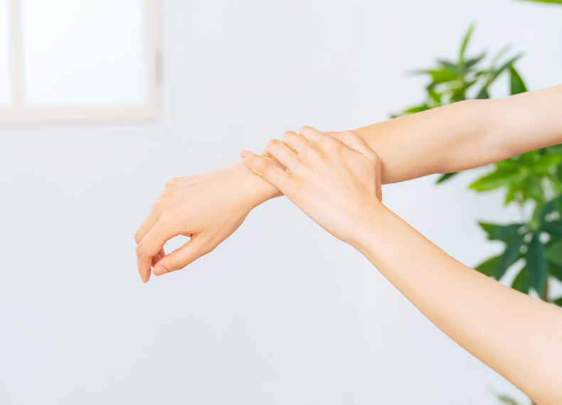 【医師監修】乾燥性皮膚炎とは？原因や対処法・予防策を解説