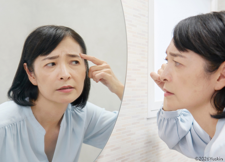 おでこのシワは改善できる？原因と予防方法を解説